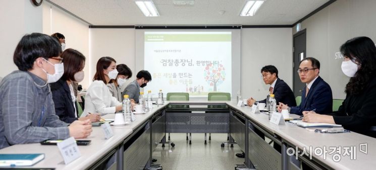 [포토]서울동남권아동보호전문기관 찾은 이원석 검찰총장