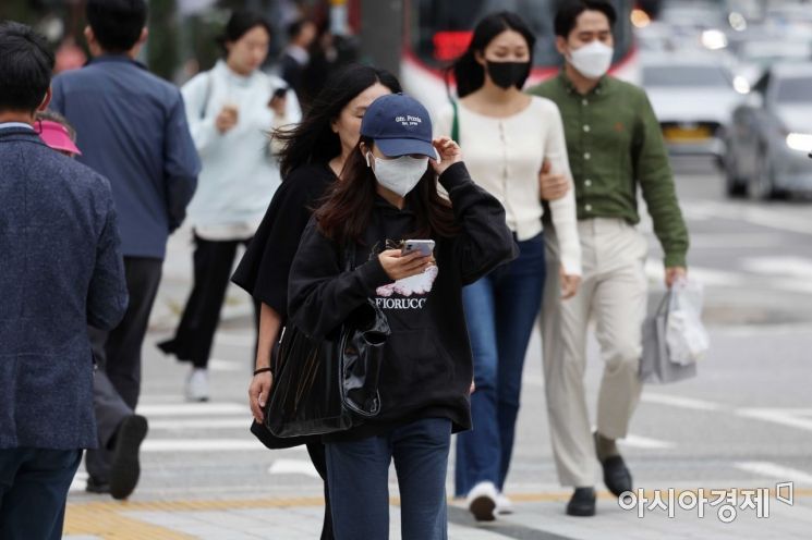 비가 그치고 쌀쌀해진 4일 서울 서대문역 사거리에서 시민들이 발걸음을 재촉하고 있다. /문호남 기자 munonam@