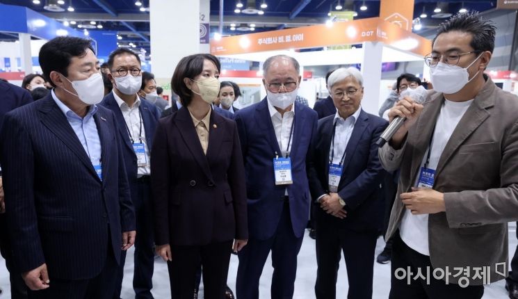 [포토] 스마트비즈엑스포 둘러보는 이영 장관과 이인용 사장