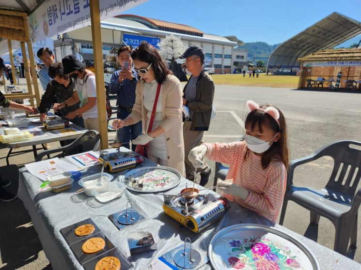 경남 산청약초축제 달고나 체험장.