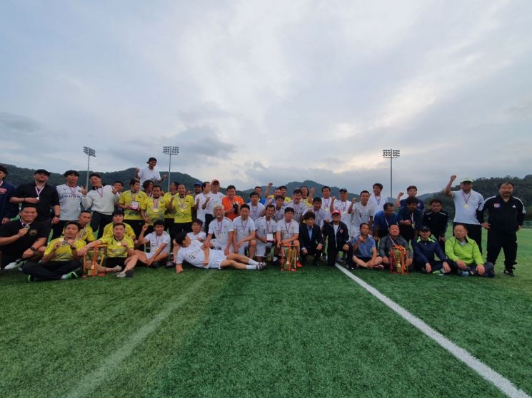 합천에서 열린 한 민족 해외동포 축구 팀 단체사진.