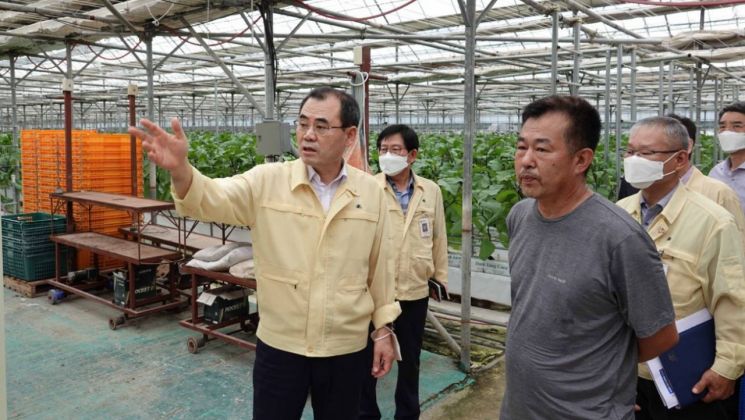 김부영 경남 창녕군수가 길곡면 마천리 일원에서 비닐하우스 시설물을 점검하고 있다.