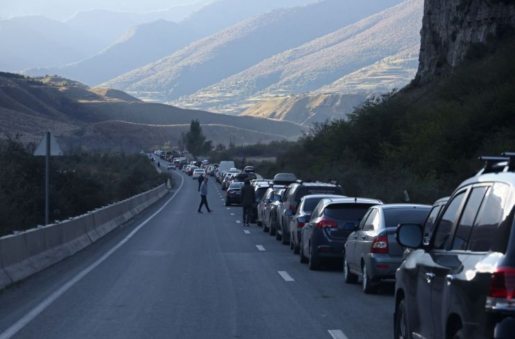 조지아로 향하는 러시아 국경에 줄지어 선 차들 [이미지출처=연합뉴스]