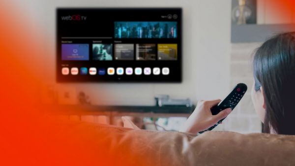 LG전자가 최근 외부 업체에 공급중인 스마트 TV 플랫폼을 대폭 업그레이드한 webOS Hub를 새롭게 출시했다. 사진은 LG전자 모델이 webOS Hub를 탑재한 스마트 TV를 시청하는 모습. [사진제공=LG전자]