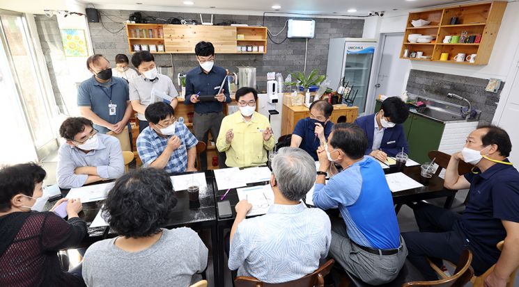 박일하 구청장이 지난 8월31일 서울 상도동 신상도초교사거리 CU 편의점 앞 교통체계관련 주민 간담회를 하고 있다.