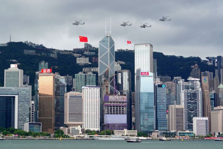 '세계 최고 집값' 홍콩, 내년 주택가격 30% 급락 전망