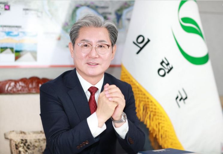 오태완 경남 의령군수가 취임 100일을 맞아 군민의 행복한 삶과 군의 발전을 위해 실현 가능한 구상을 발표하고있다.