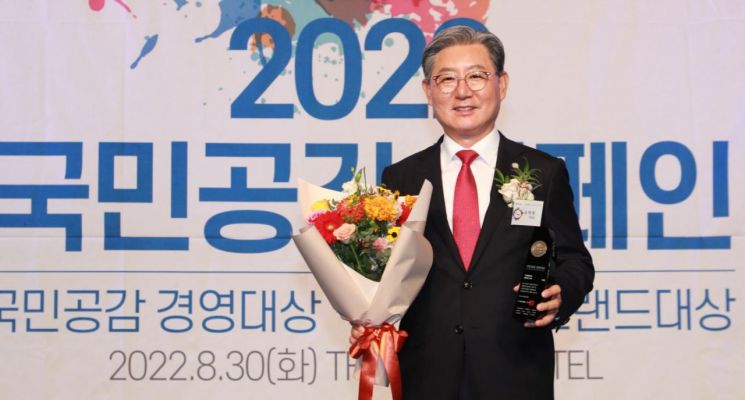 2022년 국민공감 자치행정경영 행정혁신 대상을 받고 있는 오태완 의령군수.