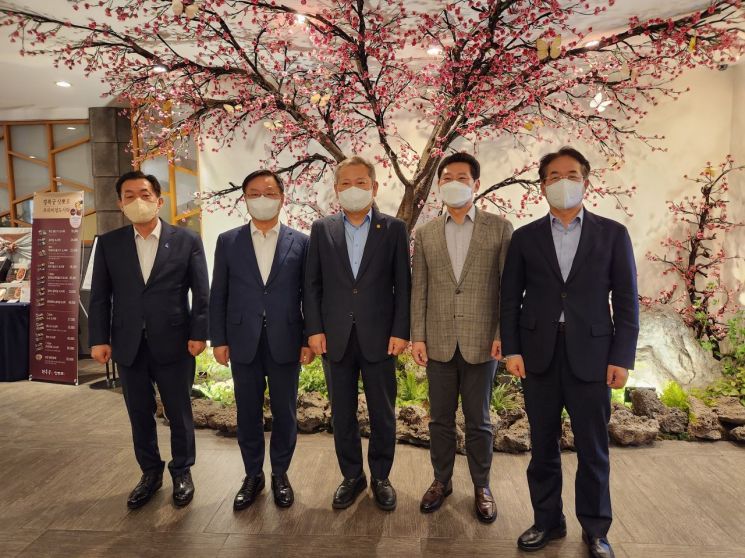 홍남표 경남 창원특례시장을 비롯한 고양·수원·용인 등 4개 특례시장은 이상민 행정안전부장관을 만나 특례시의 현안에 대해 폭넓게 논의했다.