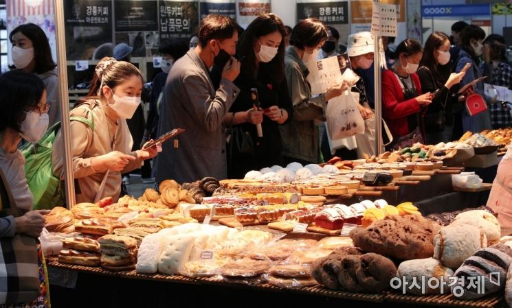 6일 경기 고양시 킨텍스에서 열린 '2022 카페 앤 베이커리페어'를 찾은 시민들이 부스를 둘러보고 있다./고양=김현민 기자 kimhyun81@