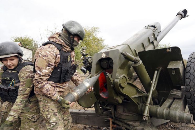 5일(현지시간) 우크라이나 하르키브 지역에서 발포 중인 우크라이나 군인들. [이미지출처=AP연합뉴스]