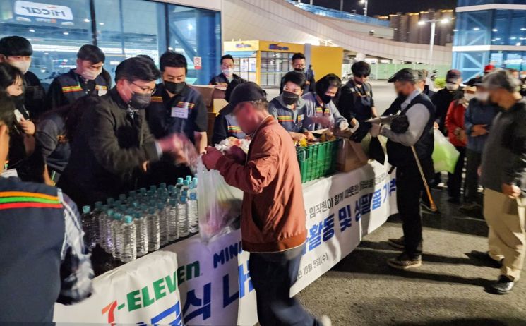 세븐일레븐, 미니스톱 관계자들이 대전역 서광장 내 임시 무료 급식소에서 나눔 활동을 펼치고 있다.