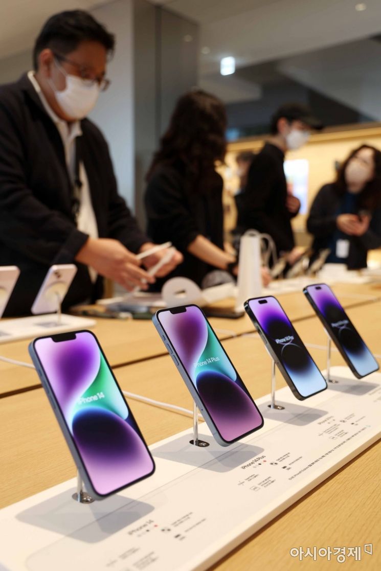 애플의 신제품 아이폰14 시리즈가 국내에 정식 출시된 7일 서울 중구 명동 애플스토어에서 시민들이 제품을 살펴보고 있다. /문호남 기자 munonam@