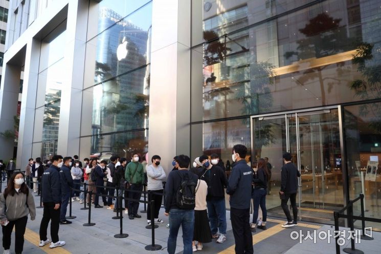 애플의 신제품 아이폰14 시리즈가 국내에 정식 출시된 7일 서울 중구 명동 애플스토어에서 시민들이 제품을 구매하기 위해 줄을 서고 있다. /문호남 기자 munonam@