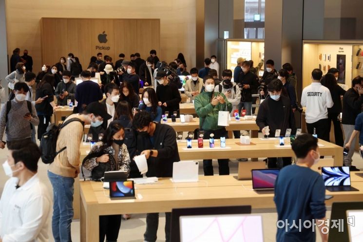 애플의 신제품 아이폰14 시리즈가 국내에 정식 출시된 7일 서울 중구 명동 애플스토어에서 시민들이 제품을 살펴보고 있다. /문호남 기자 munonam@