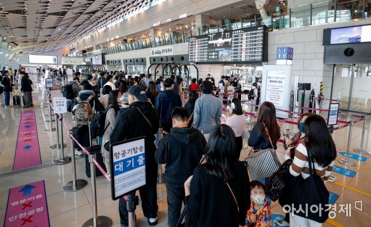 [포토]한글날 연휴 앞두고 붐비는 김포공항