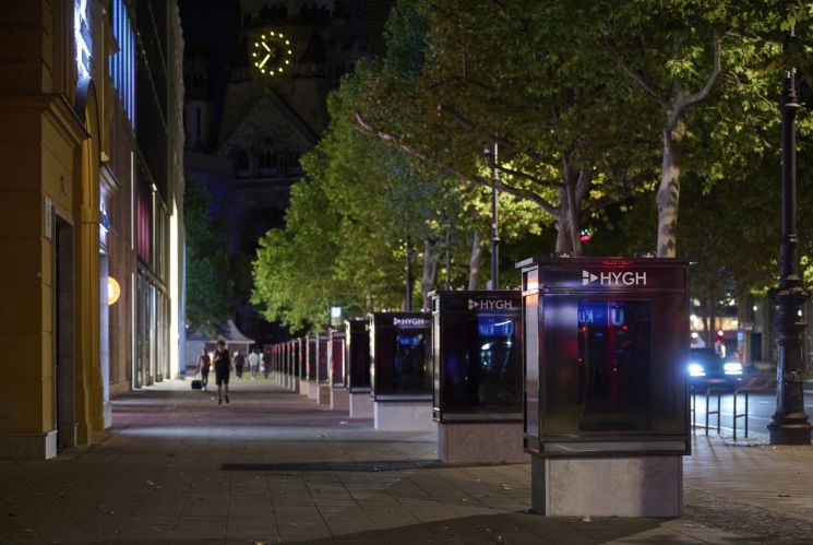 지난 9월 독일 베를린의 번화가인 쿠르퓌르스텐담 거리의 전광판들이 어둠에 싸여 있다. 이날부터 시행된 독일 정부의 에너지 절감 조치로 네온사인과 전광판은 오후 10시부터 다음날 오전 4시까지 끄게 돼 있다. [이미지출처=연합뉴스]