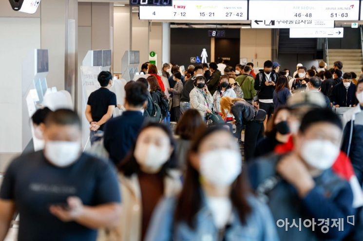 [포토]한글날 연휴 앞두고 붐비는 김포공항 국내선