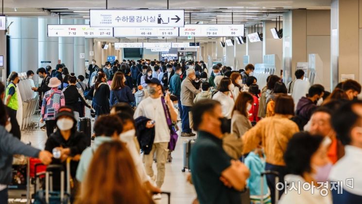 [포토]연휴 앞두고 여행객들로 붐비는 김포공항 국내선