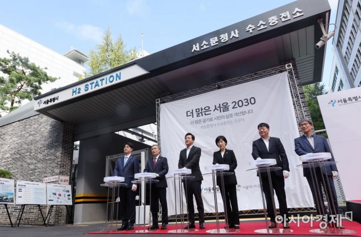 [포토] 서울 사대문 안에 첫 수소충전소…하루 차량 25대 충전 가능