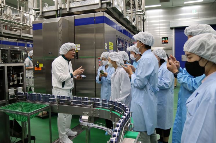 안필순 서울에프엔비 생산관리본부 이사가 제조 공정에 대해 설명하고 있다.