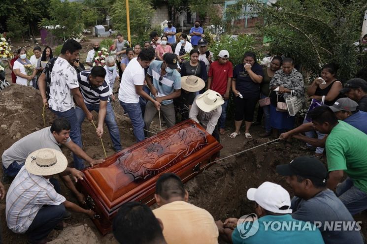 '범죄와의 전쟁' 멕시코, 시청서 대낮 총기난사로 최소 20명 숨져