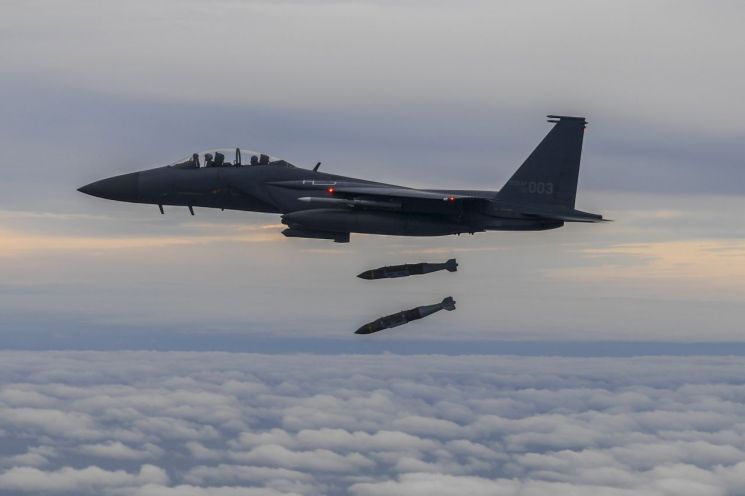 한미 군 당국은 4일 북한의 중거리 탄도미사일(IRBM) 발사에 대응해 F-15K와 F-16 전투기를 투입해 공격편대군 비행과 정밀폭격훈련을 펼쳤다. 사진은 이날 훈련에 참가한 F-15K가 공대지 합동 직격탄(JDAM)을 투하하는 모습./＜연합＞