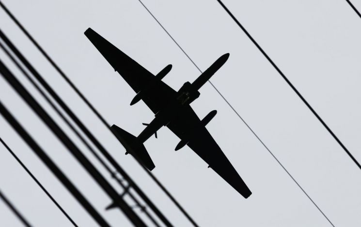 북한이 중거리 탄도미사일(IRBM)을 발사한 4일 경기도 평택시 주한미공군 오산기지 인근 상공에서 U-2S 고공정찰기가 비행하고 있다./＜연합＞