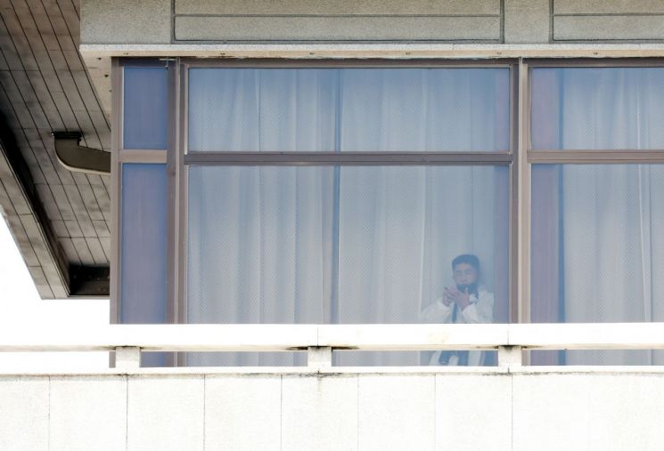 경기도 파주시 판문점 내 북측 판문각 창문에서 북한군이 남측을 관찰하고 있다./＜사진공동취재단＞