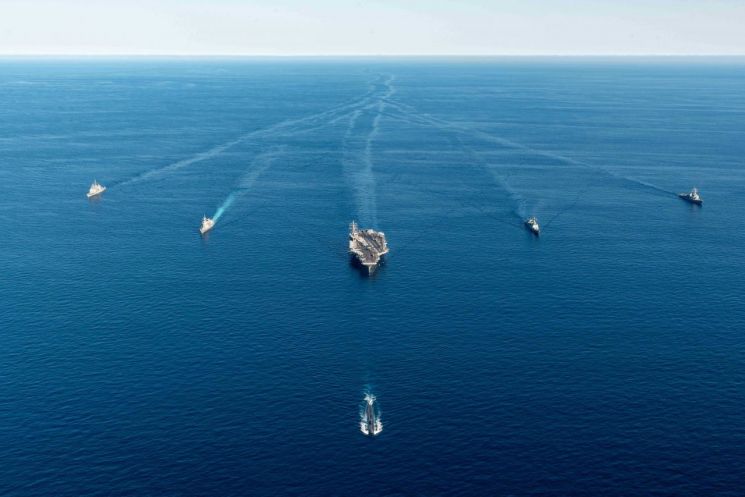 미 해군 공격잠수함 아나폴리스와 핵추진 항공모함 로널드 레이건함을 비롯한 한미일 해군이 동해에서 연합훈련을 하고 있다. [사진제공=국방부]