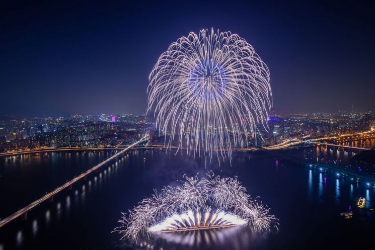 환화그룹이 개최하는 서울세계불꽃축제가 내일 개최된다. 사진은 지난 2019년에 개최된 '서울세계불꽃축제'의 모습이다. 사진=연합뉴스