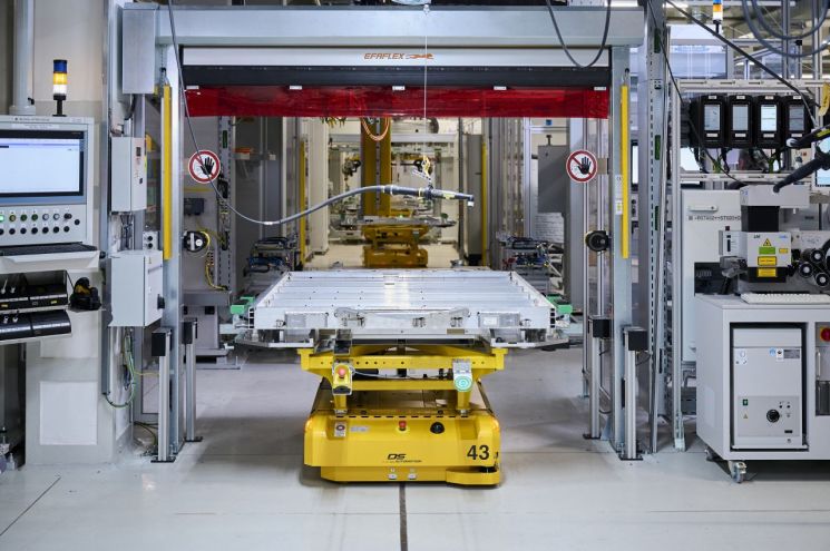 BMW 딩골핑 공장 내에서 부품 등을 나르는 운반로봇. 공장 곳곳에 설치된 센서와 RFID 기술을 적용해 필요한 부품을 적재적소, 적시에 실어나른다.＜사진제공:BMW코리아＞