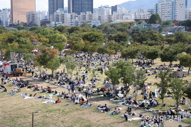 2022 서울세계불꽃축제가 열리는 8일 여의도 한강공원에서 시민들이 행사를 기다리고 있다. /문호남 기자 munonam@
