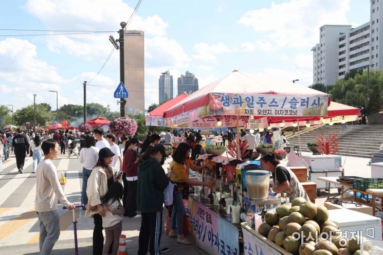 2022 서울세계불꽃축제가 열리는 8일 여의도 한강공원에서 시민들이 행사를 기다리고 있다. /문호남 기자 munonam@