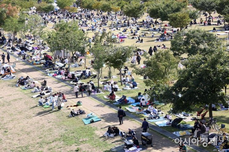 2022 서울세계불꽃축제가 열리는 8일 여의도 한강공원에서 시민들이 행사를 기다리고 있다. /문호남 기자 munonam@