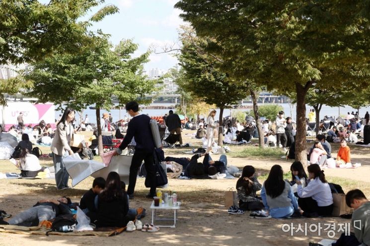 2022 서울세계불꽃축제가 열리는 8일 여의도 한강공원에서 시민들이 행사를 기다리고 있다. /문호남 기자 munonam@