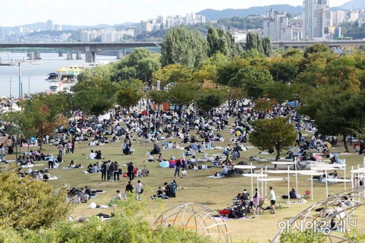 2022 서울세계불꽃축제가 열리는 8일 여의도 한강공원에서 시민들이 행사를 기다리고 있다. /문호남 기자 munonam@