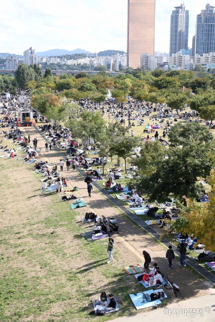 2022 서울세계불꽃축제가 열리는 8일 여의도 한강공원에서 시민들이 행사를 기다리고 있다. /문호남 기자 munonam@