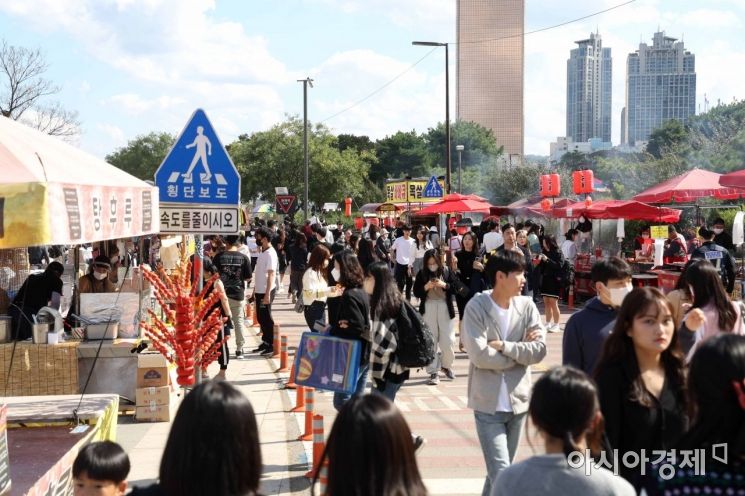 2022 서울세계불꽃축제가 열리는 8일 여의도 한강공원에서 시민들이 행사를 기다리고 있다. /문호남 기자 munonam@