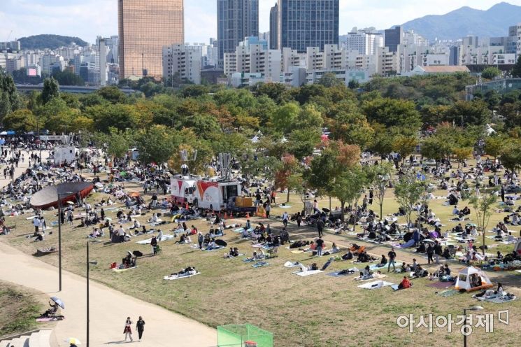 지난 2022 서울세계불꽃축제가 열렸던 여의도 한강공원에서 시민들이 행사를 기다리는 모습. 아시아경제