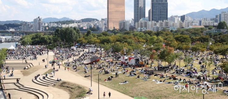2022 서울세계불꽃축제가 열리는 8일 여의도 한강공원에서 시민들이 행사를 기다리고 있다. /문호남 기자 munonam@