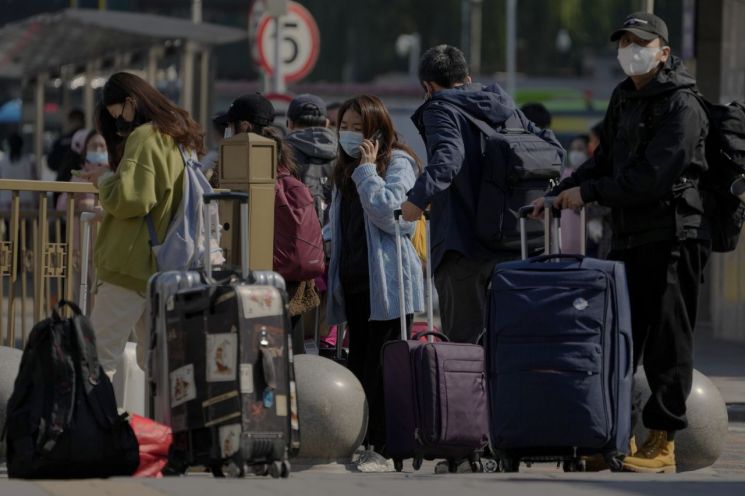 "소 잡는 칼로 닭 잡는 수준"…총·방패 들고 코로나 막는 中