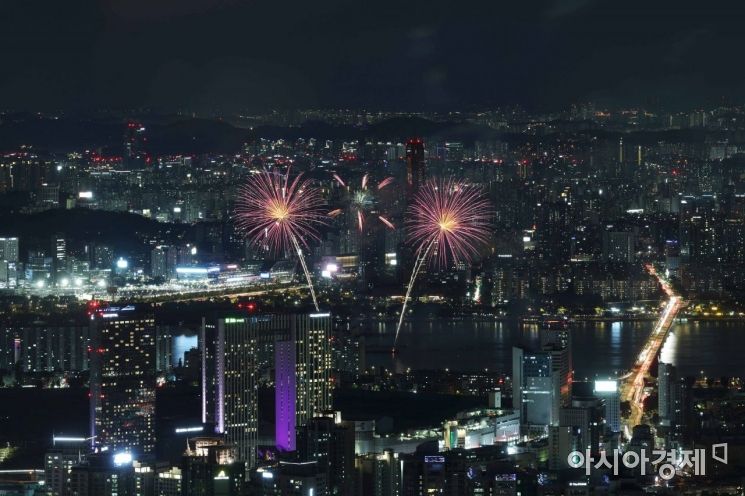 8일 서울 남산에서 바라본 2022 서울세계불꽃축제의 화려한 불꽃이 서울 밤하늘을 수놓고 있다. 코로나19 사태 이후 3년 만에 열린 불꽃축제의 테마는 ‘We Hope Again’으로 코로나19에 지친 일상을 위로한다는 의미를 담았다. /문호남 기자 munonam@