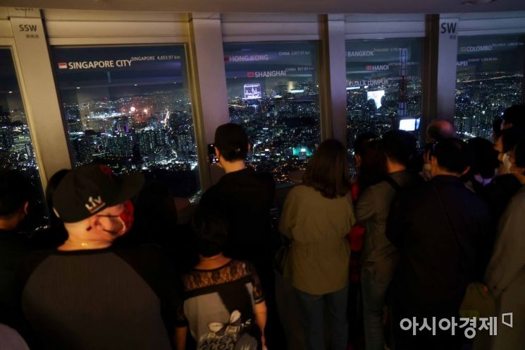 8일 서울 남산에서 바라본 2022 서울세계불꽃축제의 화려한 불꽃이 밤하늘을 수놓고 있다. 코로나19 사태 이후 3년 만에 열린 불꽃축제의 테마는 ‘We Hope Again’으로 코로나19에 지친 일상을 위로한다는 의미를 담았다. /문호남 기자 munonam@