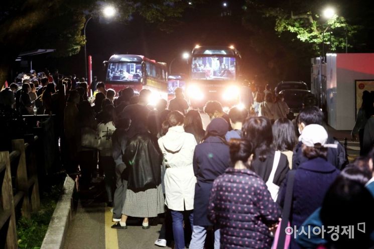 서울 남산에서 2022 서울세계불꽃축제를 본 시민들이 귀가하기 위해 버스를 기다리고 있다.