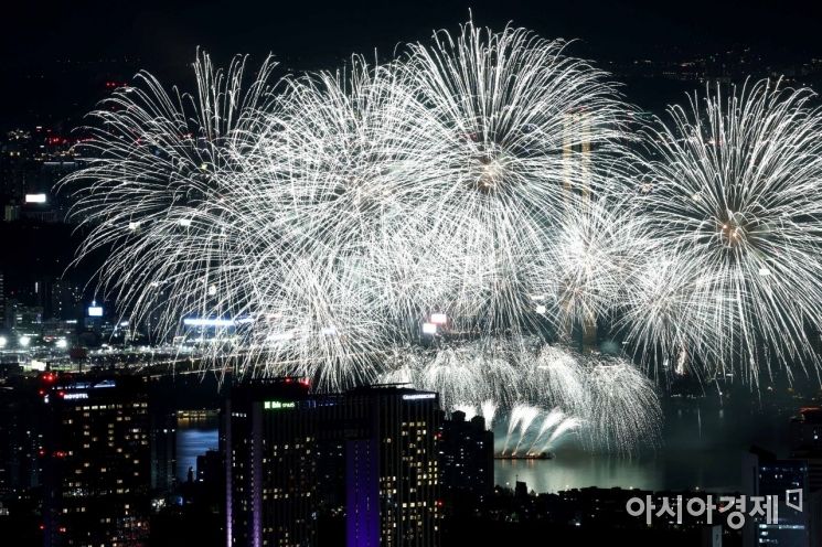 8일 서울 남산에서 바라본 2022 서울세계불꽃축제의 화려한 불꽃이 밤하늘을 수놓고 있다. 코로나19 사태 이후 3년 만에 열린 불꽃축제의 테마는 ‘We Hope Again’으로 코로나19에 지친 일상을 위로한다는 의미를 담았다. /문호남 기자 munonam@