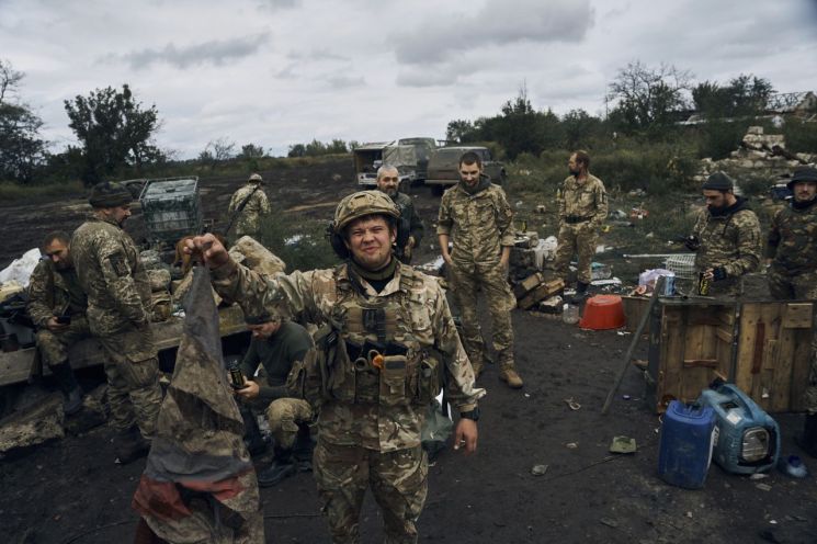 8개월째 접어든 우크라이나 전쟁이 급격히 러시아에 불리하게 전개되고 있다. 사진은 지난달 13일 우크라이나군이 동북부 하르키우주의 이지움 지역을 러시아로부터 탈환한 모습. [이미지출처=AP연합뉴스]