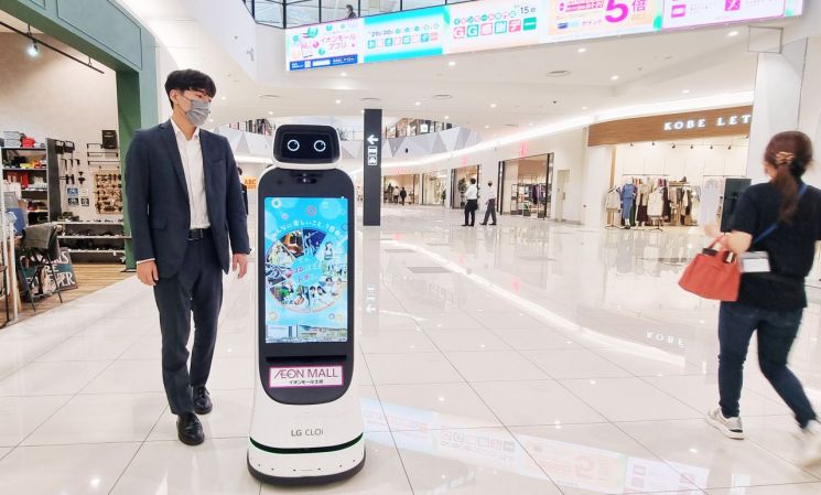 LG 클로이 가이드봇이 일본 대형 쇼핑몰 곳곳을 돌아다니며 방문객을 안내하고 필요한 정보를 제공하고 있다(사진제공=LG전자).