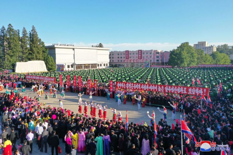 지난달 황해남도 해주광장에서 농기계전달모임이 진행되는 모습. /조선중앙통신 [이미지출처=연합뉴스]