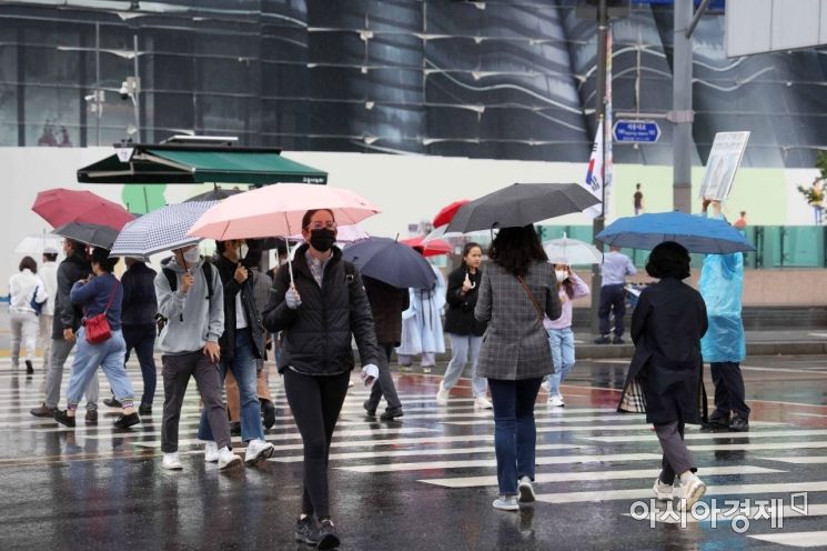 서울 종로 거리에서 우산을 쓴 시민들이 발걸음을 재촉하고 있다. /문호남 기자 munonam@